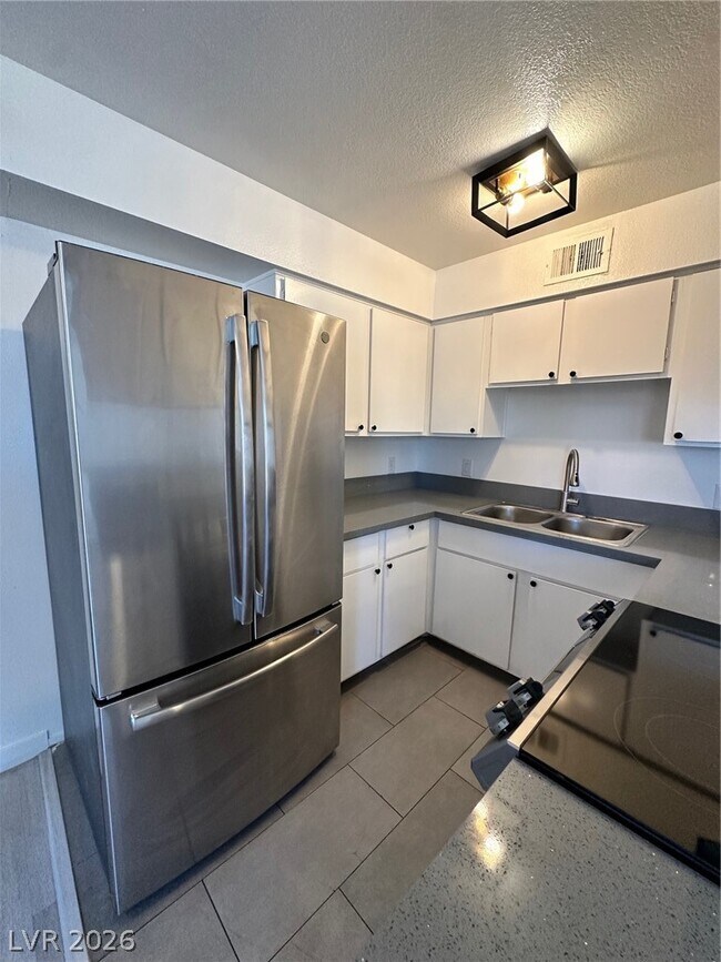 Foto del edificio - 4920 Stanley Ave