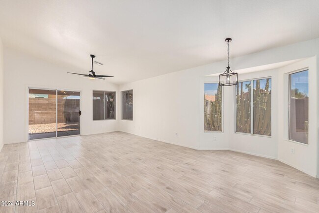 Building Photo - 702 W Baylor Ln