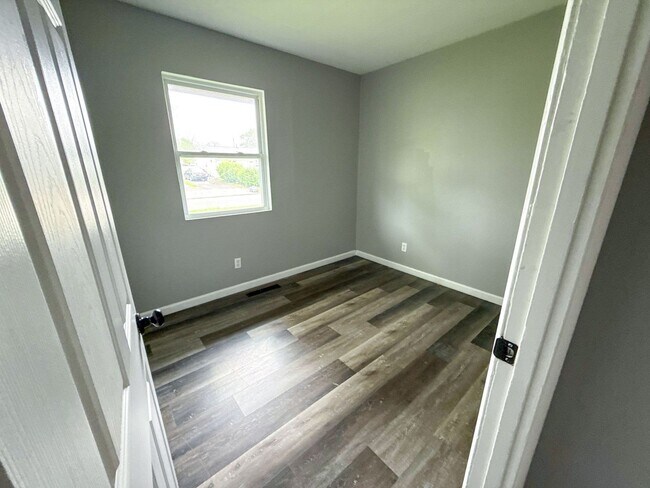 Foto del edificio - Updated 3 Bed Home with Trendy Interior Finishes & Huge Yard in South Columbus