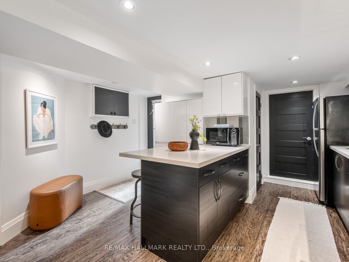 Photo principale - Fully Renovated One Bedroom Lower Level Suite in the Danforth!