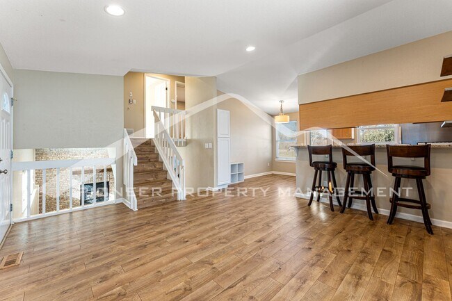 Foto del edificio - Single Family Home with 2 Car Garage and C...