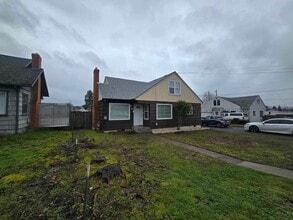 Building Photo - 621 NE Alameda Ave