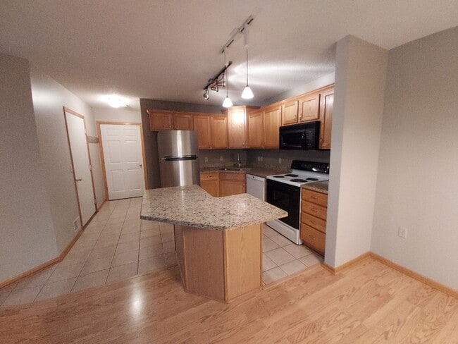 Building Photo - 2 Bedroom 1.5 Bathroom End Unit Townhome in Hudson