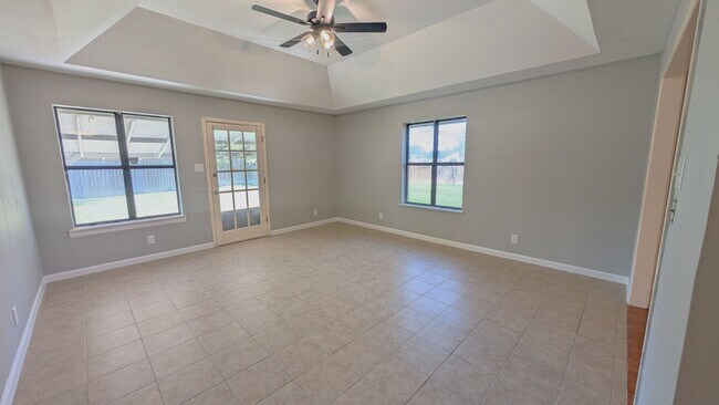Foto del edificio - 5810-5812 Masters Blvd