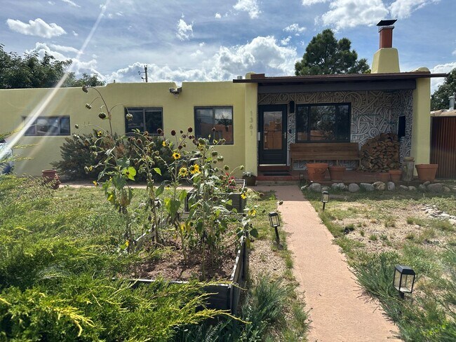 Foto del edificio - 1361 Santa Rosa Dr