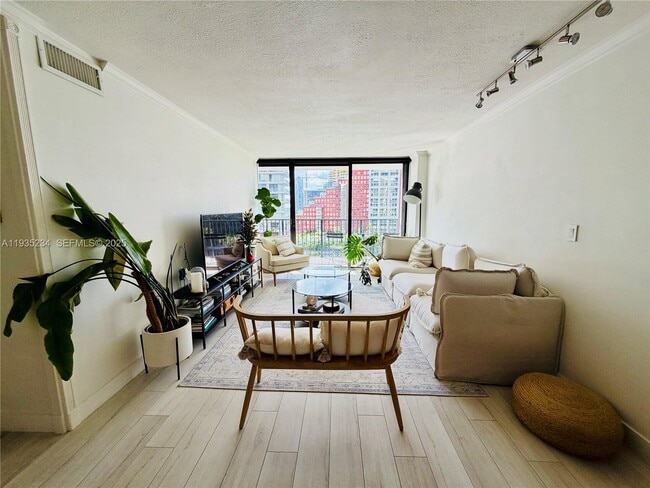 Building Photo - 1450 Brickell Bay Dr