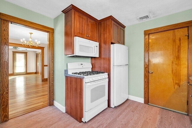 Foto del edificio - 11-13 Bridgham Avenue Unit 2