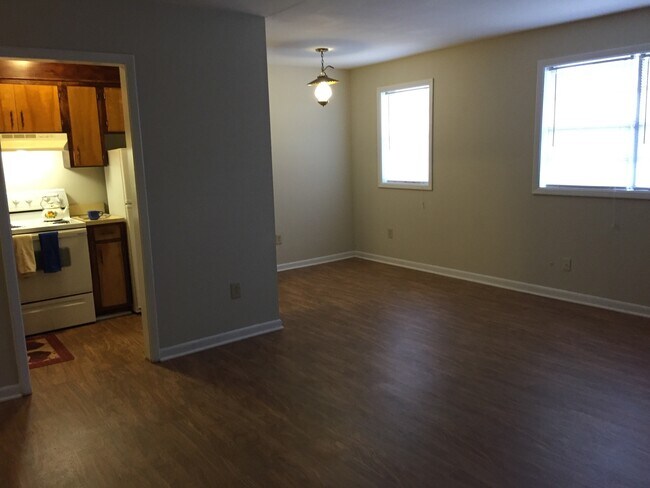 Foto del edificio - Ground level apartment minutes from UNCG