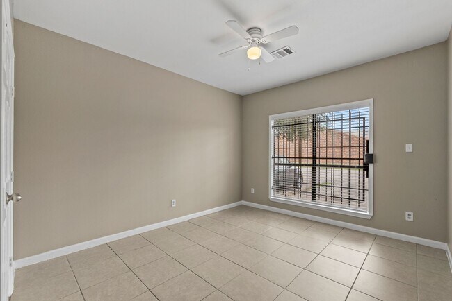 Foto del edificio - Spacious Townhome-Style Duplex with Privat...