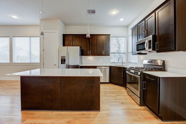 Building Photo - Modern home just minutes away from Downtown
