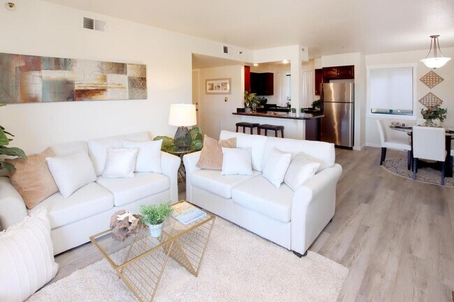 Foto del edificio - Prime Central Location / Available NOW!!!