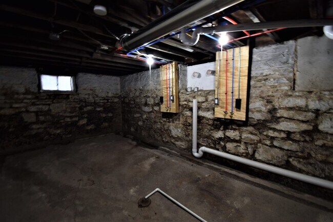 Basement W/D hook-ups - 3969 Potomac St