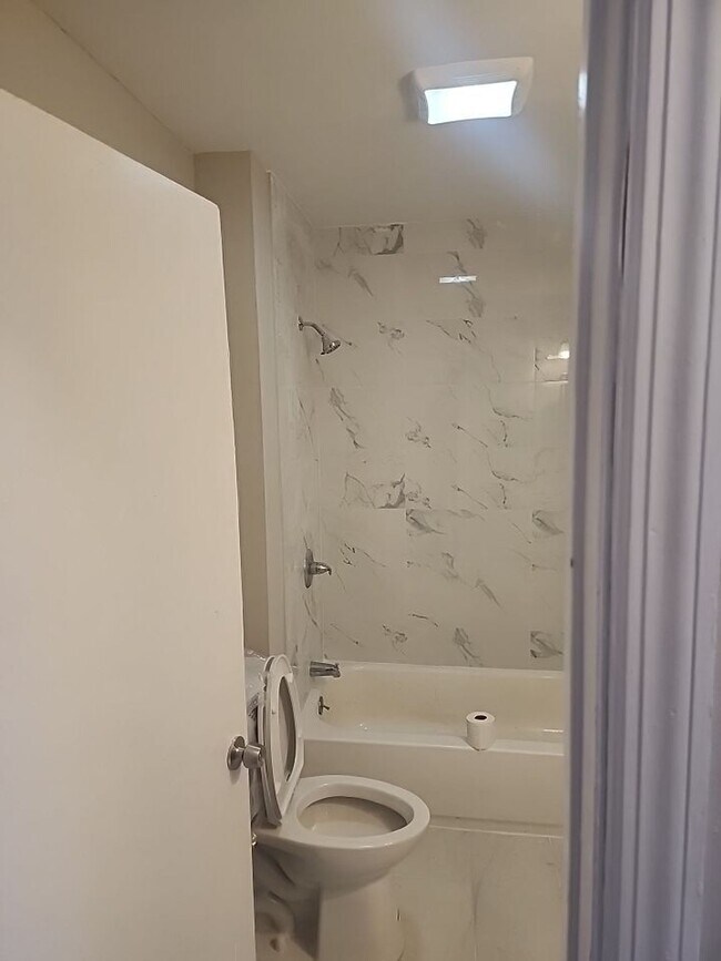 Building Photo - Newly Renovated 3 Bedroom Section 8 are We...