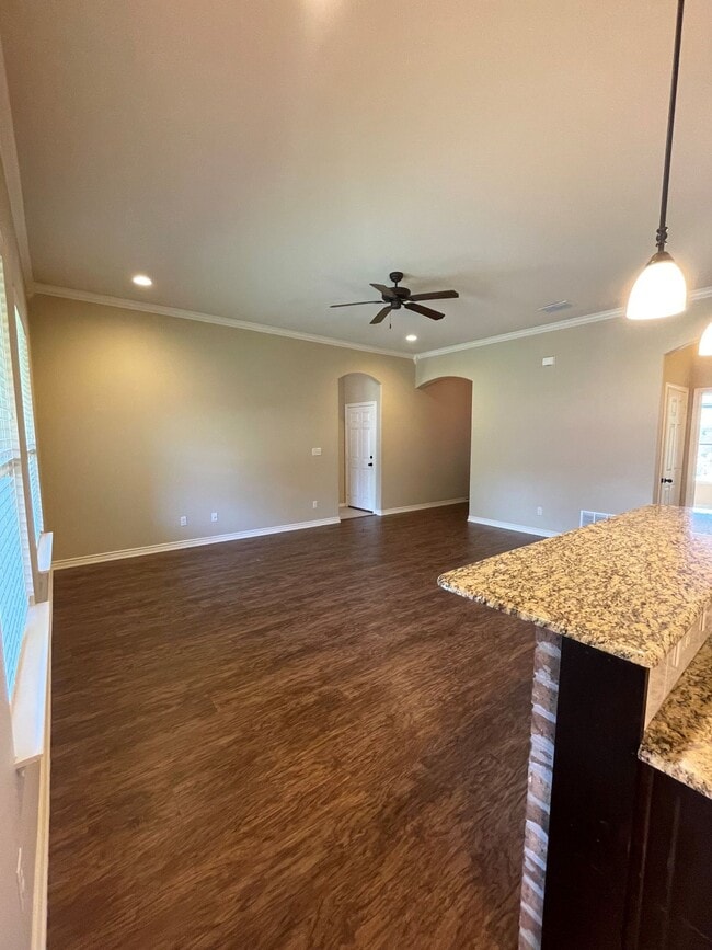 Building Photo - Gorgeous 3-bed/1-bath with garage!