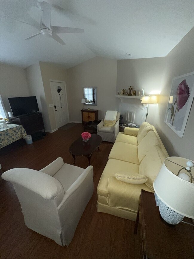 Building Photo - r1423a