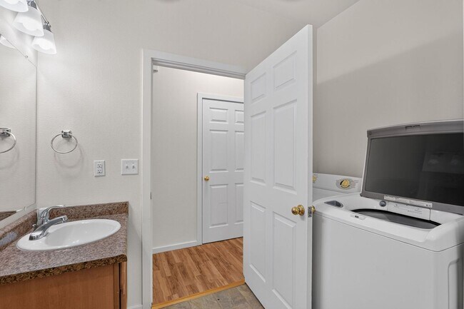 Building Photo - Bright & Spacious Townhome with Private Patio