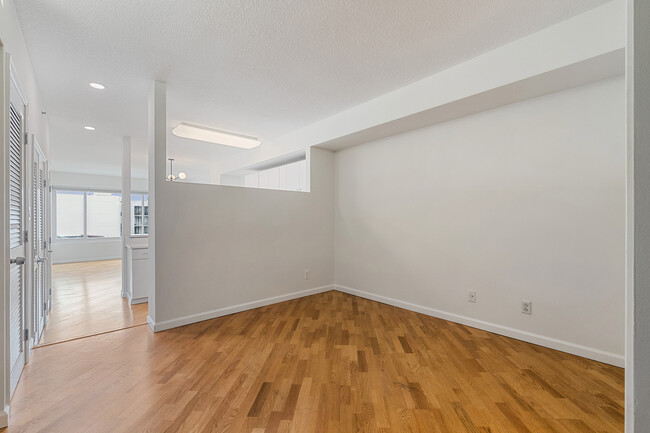 Building Photo - 220 Lombard St