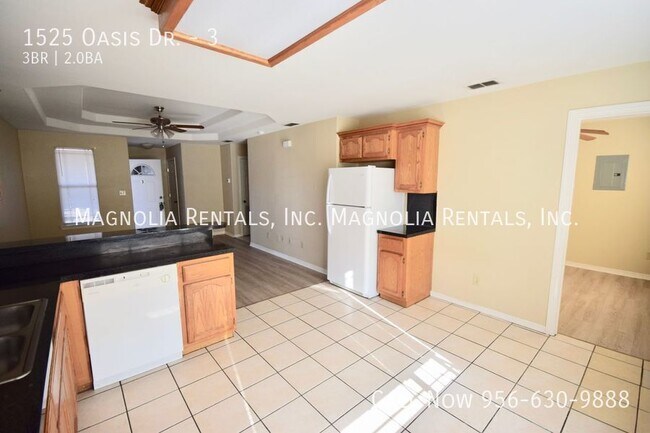 Building Photo - 1525 Oasis Dr