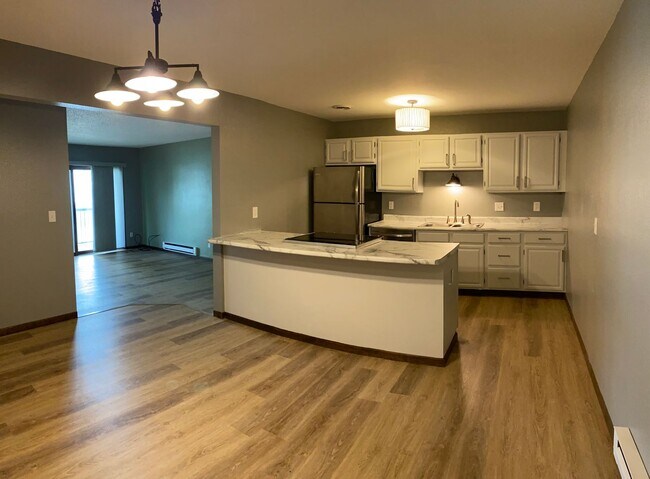 Foto del edificio - Large 2 Bedroom 2 Bath Condo! Elevator! Underground Parking close to UND and Altru Hospital!