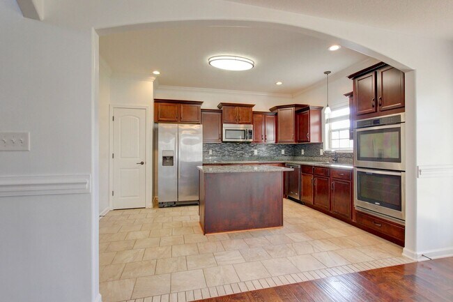 Foto del edificio - Stunning Five Bedroom With Hardwoods, Fireplace and Covered Patio in Sunset Meadows