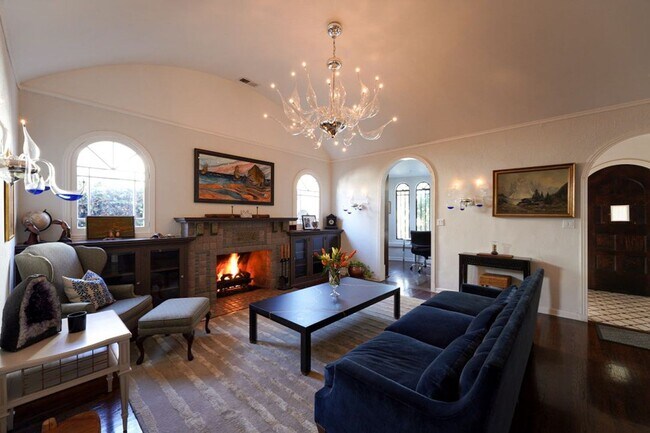 Foto del edificio - 6 Bed 5 Bath House with Fully Converted Co...