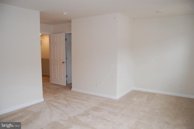 Building Photo - 28 Par Ln