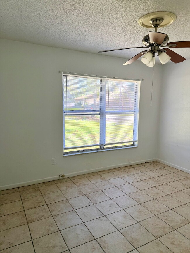Building Photo - Large 3 Bedroom, 2 Bathroom, Pool Home For Rent.