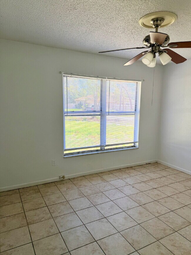 Foto del edificio - Large 3 Bedroom, 2 Bathroom, Pool Home For Rent.