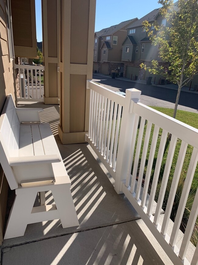Building Photo - Lots of Great Light in this End Townhome