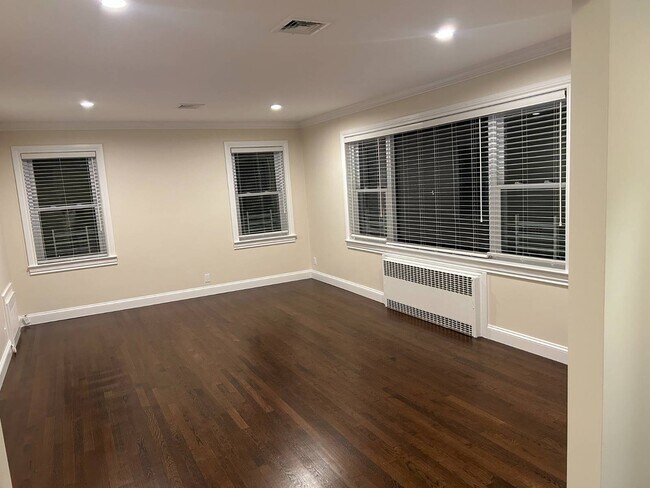 Foto del edificio - 260 Eastchester Rd