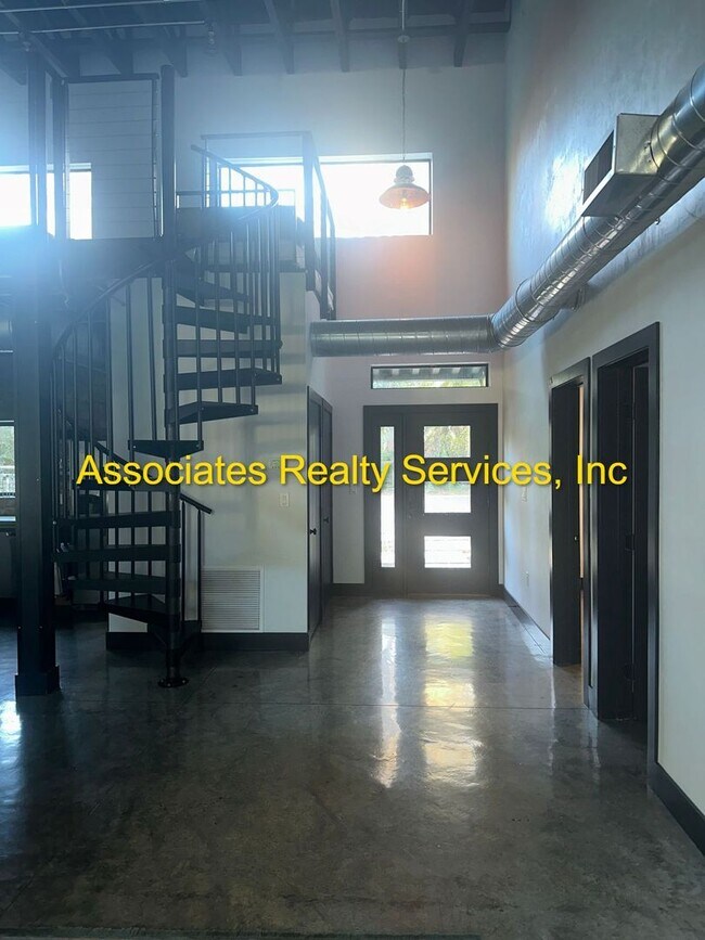 Foto del edificio - Modern Industrial 2Bed/2Bath Plus Loft in NW Gainesville