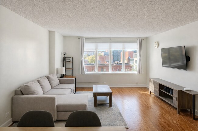 Building Photo - 801 S Plymouth Ct