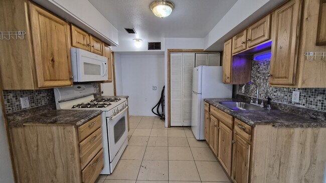 Foto del edificio - 855 Detroit Ave