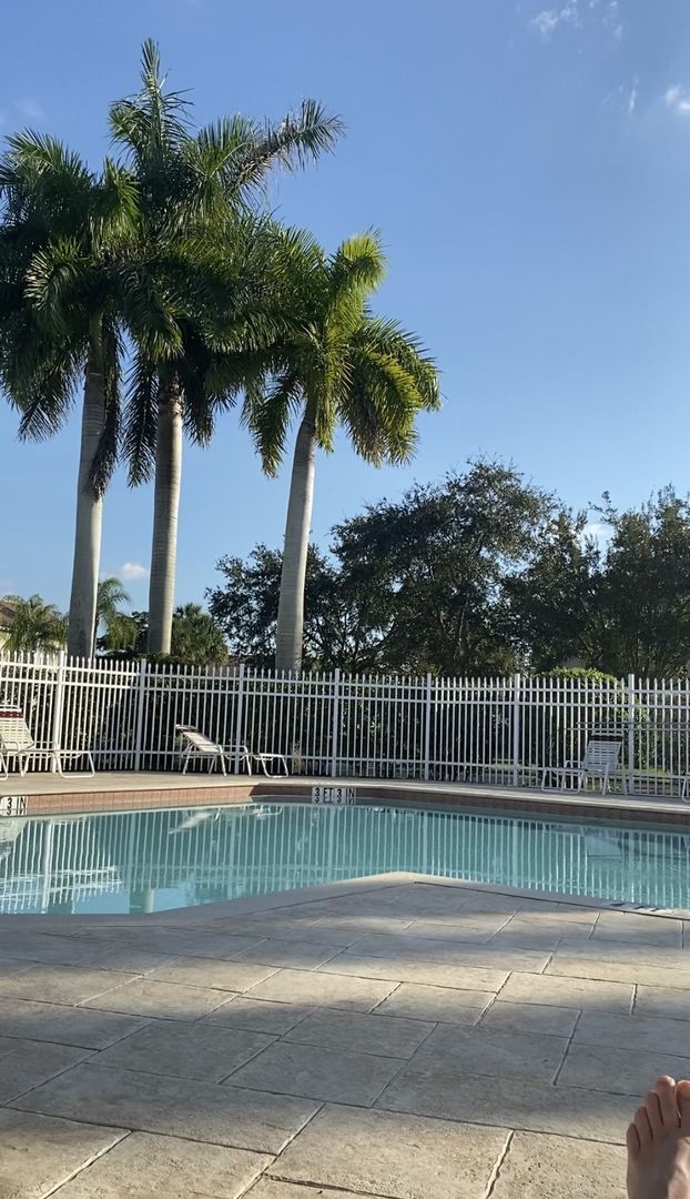 Foto del edificio - ** 3/2.5 TOWNHOUSE AVAILABLE FOR SEASON ** BEAUTIFULLY UPDATED UNIT ** STRATFORD PLACE NORTH NAPL...