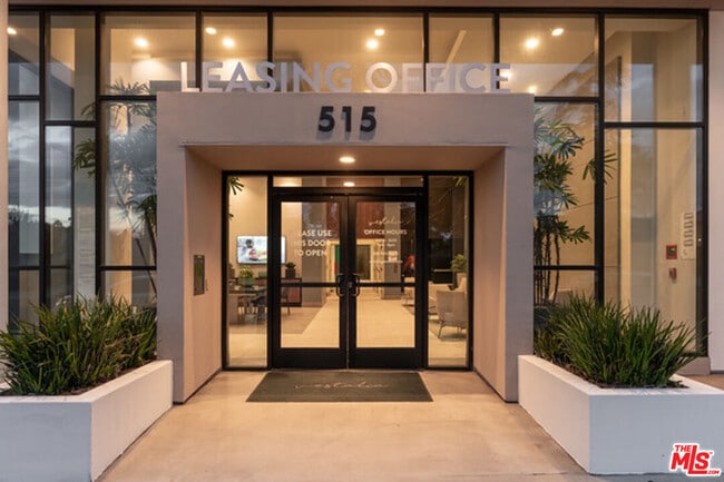 Foto del edificio - 515 W Broadway