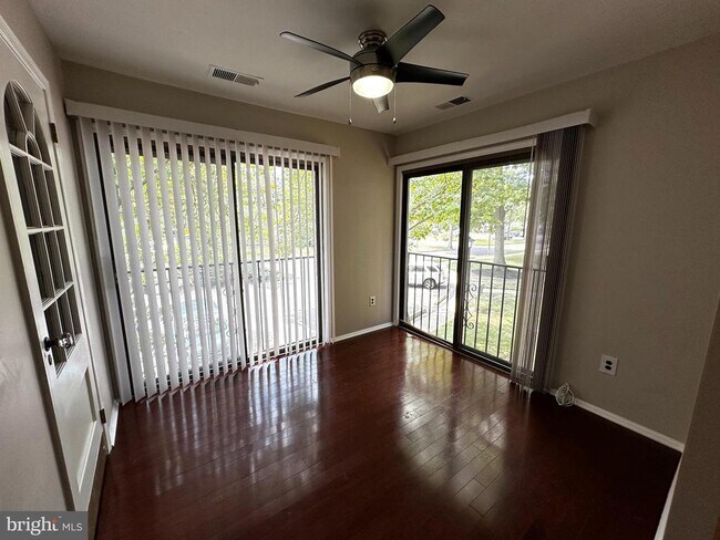 Building Photo - 108B W Bluebell Ln