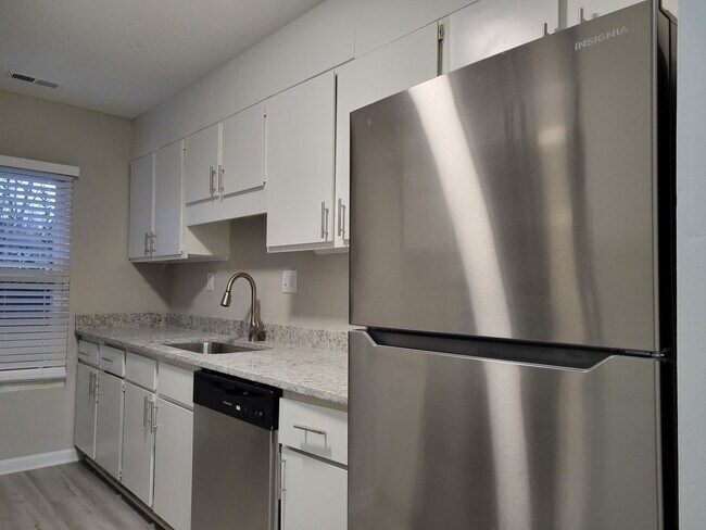Foto del edificio - Renovated Duplexes with Great Specials!