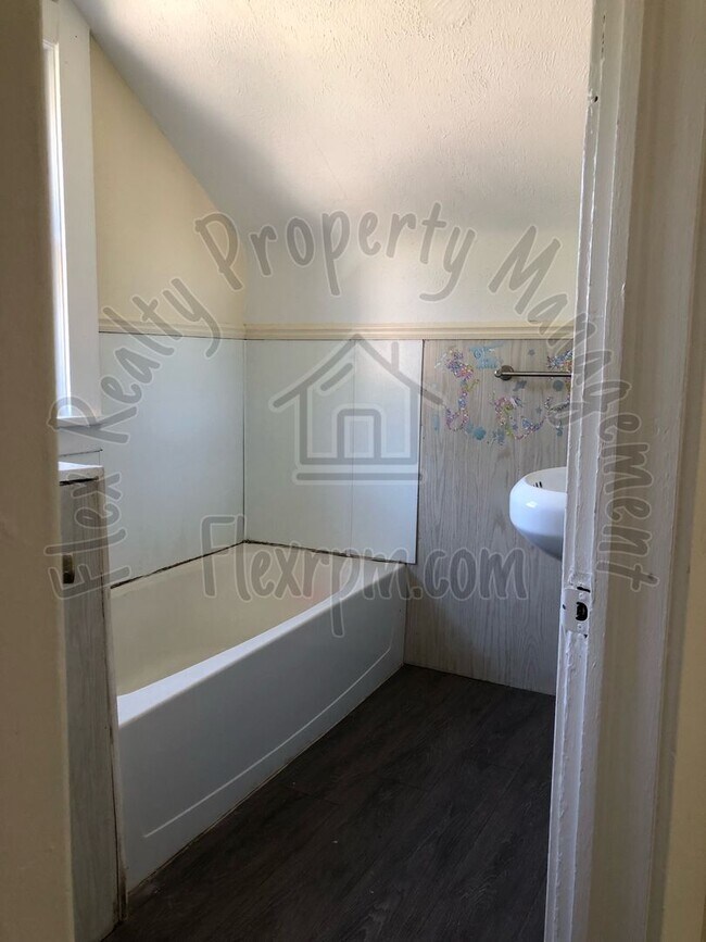 Building Photo - New on The Market....drive by today to take a look!!