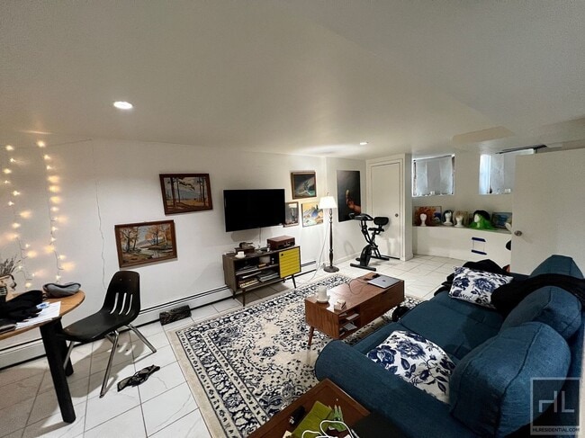 Foto del edificio - 1BR 1BA Townhouse All Utilities Included On Tree Lined Bushwick/Ridgewood Border