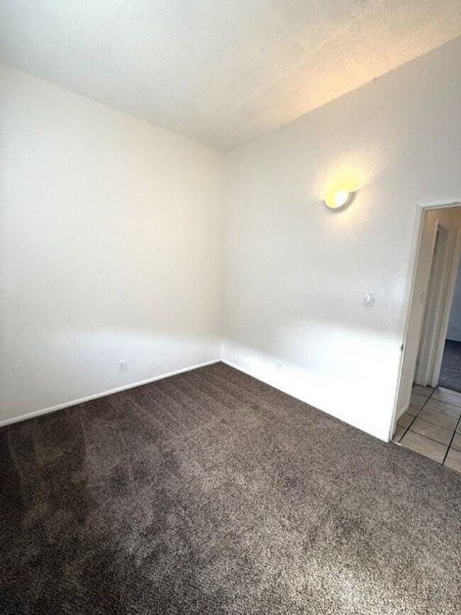 Foto del edificio - Completely renovated 3 bedroom apartment with a patio