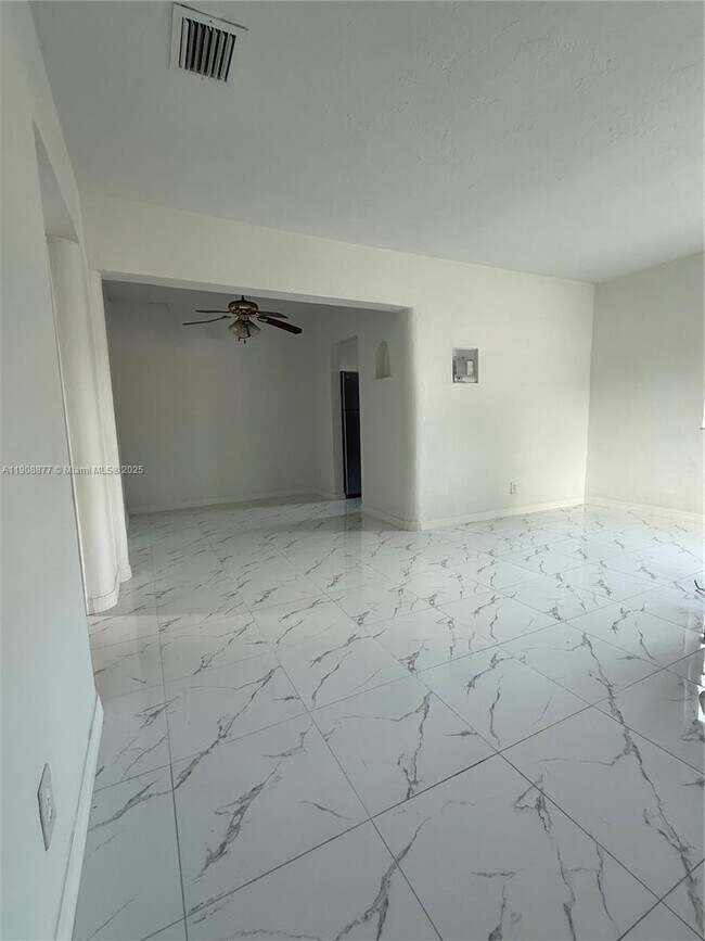 Foto del edificio - 3340 NW 13th Ave