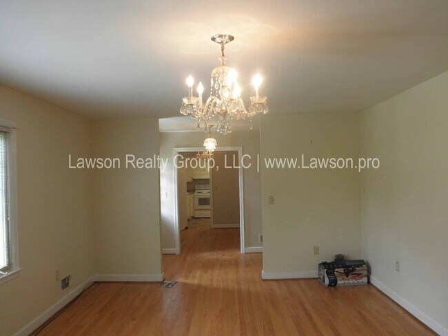Building Photo - Conveniently Located, Spacious Salem Home