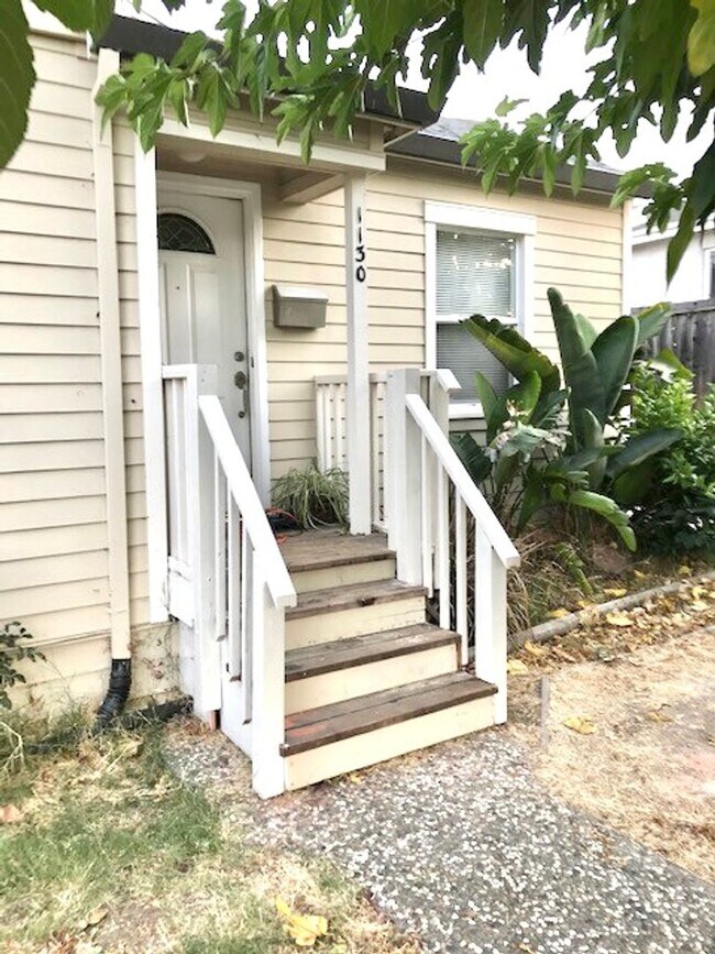Building Photo - Beautiful 2 Bed 1 Bath House w/ 1-Car Gara...