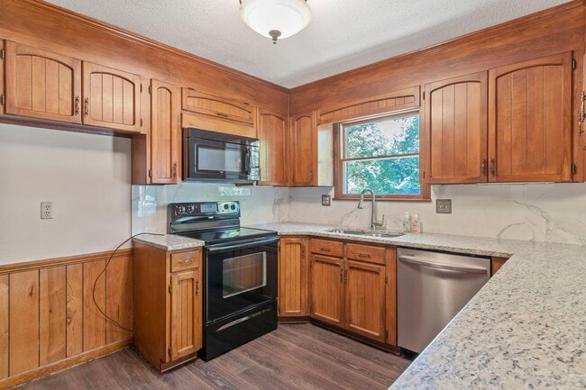 Building Photo - Beautiful 5 bedroom 3 bath house with bonu...