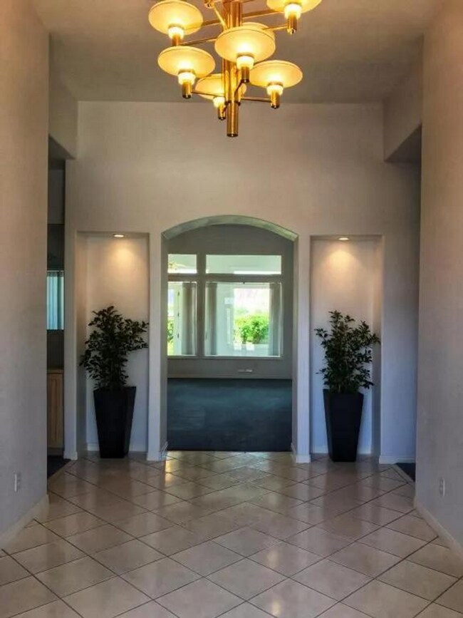 Building Photo - Gorgeous 4 Bedroom, 5 Bathroom Home locate...