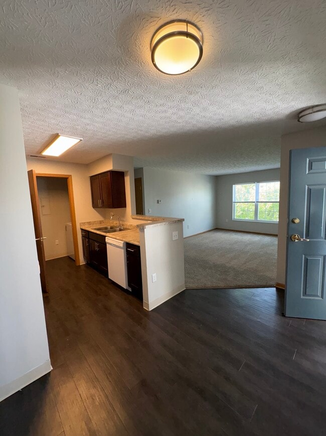 1.1 Comedor - Crosswinds Village Apartments