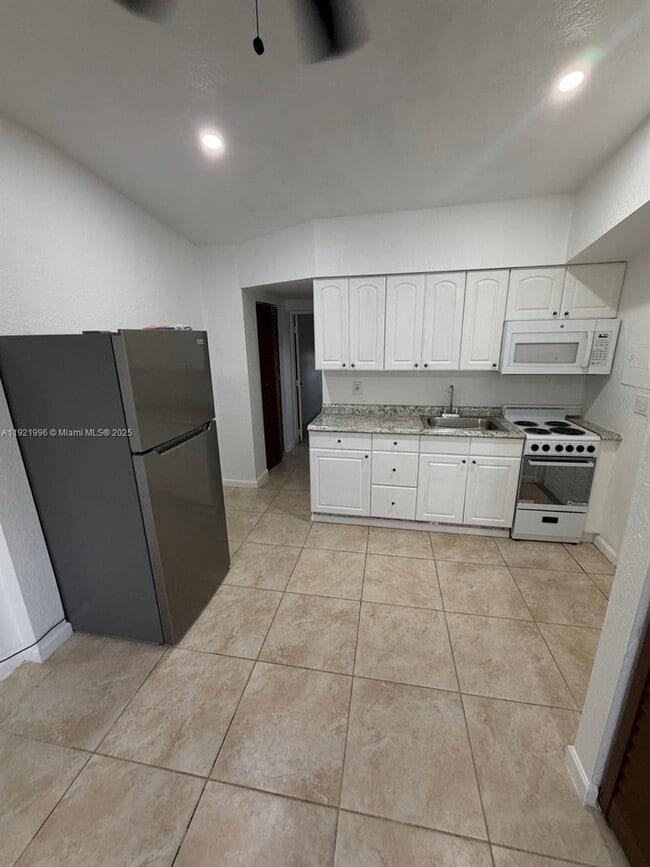 Foto del edificio - 830 SW 6th St