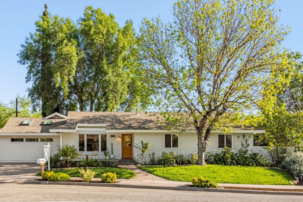 Primary Photo - Modern Ojai Home
