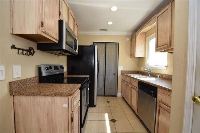 Building Photo - 308 Parkcrest Dr