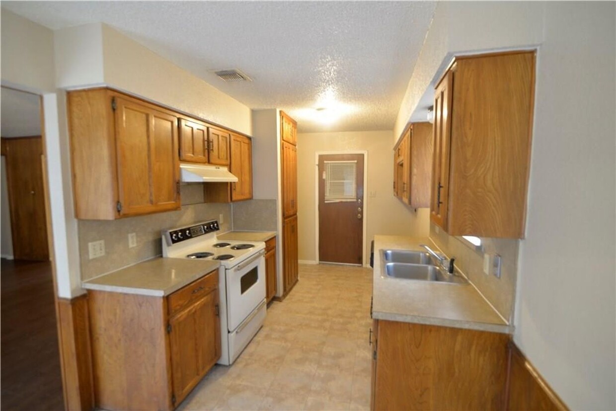 Primary Photo - 3 bedroom home over 1300 sqft!